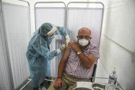Tiêm thử nghiệm vắcxin ngừa COVID-19 của hãng dược phẩm Sinopharm (Trung Quốc) cho tình nguyện viên tại Lima, Peru . (Ảnh: AFP/TTXVN)