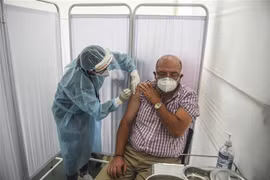 Tiêm thử nghiệm vắcxin ngừa COVID-19 của hãng dược phẩm Sinopharm (Trung Quốc) cho tình nguyện viên tại Lima, Peru . (Ảnh: AFP/TTXVN)