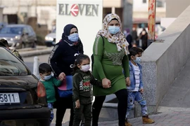 Gói hỗ trợ này cũng sẽ cung cấp cho 87.000 trẻ em trong độ tuổi 13-18 tuổi khoản tiền đủ để chi trả học phí, sách vở... (Ảnh: THX/TTXVN)