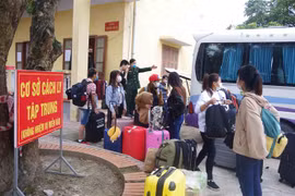 Các công dân về nhà sau khi hoàn thành thời gian cách ly. (Ảnh: Đinh Tuấn/TTXVN)