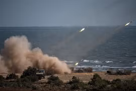 Tên lửa được phóng trên biển Caspi, CH Dagestan, Liên bang Nga. (Ảnh: AFP/TTXVN)