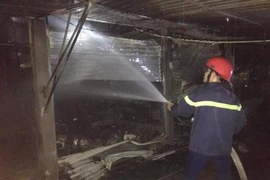 Lực lượng Phòng cháy chữa cháy khống chế đám cháy. Ảnh minh họa. (Ảnh: TTXVN phát)