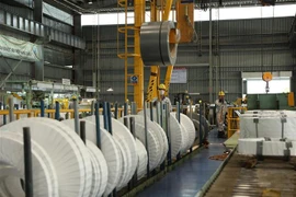 Sản xuất thép cuộn xuất khẩu tại Công ty TNHH Thép JFE Shoji Hải Phòng. (Ảnh: TTXVN)