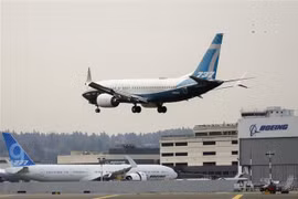 Máy bay Boeing 737 MAX thực hiện chuyến bay kiểm tra tại nhà máy của Boeing ở Seattle, Washington, Mỹ. (Ảnh: AFP/TTXVN)