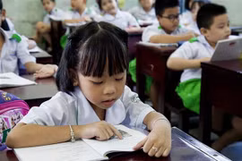 Học sinh lớp 1 trong giờ học môn Tiếng Việt, Chương trình giáo dục phổ thông mới. (Ảnh: TTXVN)