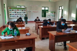 Các đối tượng viết tường trình tại cơ quan công an. (Ảnh: TTXVN phát)