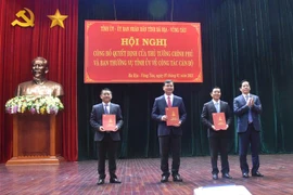 Bí thư Tỉnh ủy Bà Rịa-Vũng Tàu Phạm Viết Thanh trao quyết định cho ông Nguyễn Công Vinh (đứng giữa). (Ảnh: Đoàn Mạnh Dương/TTXVN)