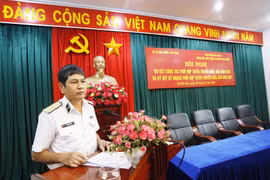 Chuẩn Đô đốc Ngô Văn Thuân phát biểu tại hội nghị. (Ảnh: Phan Sáu-Đức Thu/Vietnam+)