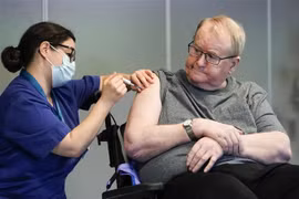 Một người cao tuổi được tiêm vắcxin ngừa COVID-19 tại Oslo, Na Uy. (Ảnh: AFP/TTXVN)