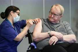 Một người cao tuổi được tiêm vắcxin ngừa COVID-19 tại Oslo, Na Uy. (Ảnh: AFP/TTXVN)
