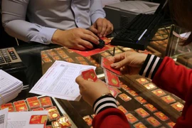 Hoạt động mua, bán vàng tại Công ty Vàng bạc Phú Quý, phố Trần Nhân Tông, Hà Nội. (Ảnh: Trần Việt/TTXVN)