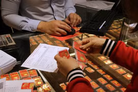 Hoạt động mua, bán vàng tại Công ty Vàng bạc Phú Quý, phố Trần Nhân Tông, Hà Nội. (Ảnh: Trần Việt/TTXVN)