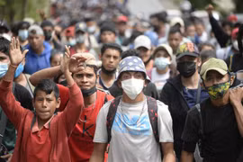 Người di cư Honduras di chuyển tại Camotan, Guatemala trong hành trình tới Mỹ. (Ảnh: AFP/TTXVN)