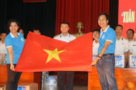 Câu lạc bộ Tuổi trẻ vì biển đảo quê hương chuyển lá cờ Tổ quốc có chữ ký của đội tuyển bóng đá U22 Việt Nam đến các chiến sỹ đang làm nhiệm vụ trên quần đảo Trường Sa và Nhà giàn DK1. (Ảnh: Nguyễn Văn Nhật/TTXVN)