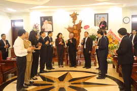 Phó Chủ tịch nước Đặng Thị Ngọc Thịnh chúc mừng Giám mục Giáo phận Vinh Nguyễn Hữu Long, các chức sắc và giáo dân một mùa giáng sinh mới an lành. (Ảnh: Bích Huệ/TTXVN)