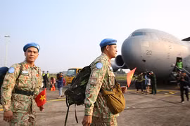 Cán bộ, chiến sĩ Bệnh viện dã chiến cấp 2 số 2 lên máy bay vận tải quân sự Boeing C-17 Globemaster III sang Nam Sudan làm nhiệm vụ. (Ảnh: Dương Giang/TTXVN)