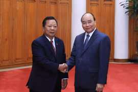 Thủ tướng Nguyễn Xuân Phúc và đồng chí Chansamone Chanyalath, Ủy viên Bộ Chính trị, Bộ trưởng Bộ Quốc phòng Lào. (Ảnh: Thống Nhất/TTXVN)