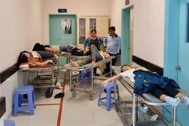 Công nhân Công ty TNHH Ấn Độ Dương, Cần Thơ bị ngộ độc thực phẩm, nhập viện điều trị tại Bệnh viện Đa khoa Trung tâm An Giang. (Ảnh: Thanh Sang/TTXVN)