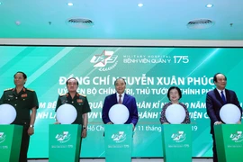 Thủ tướng Nguyễn Xuân Phúc cùng các đại biểu thục hiện nghi thức khánh thành Viện Chấn thương chỉnh hình thuộc Bệnh viện Quân y 175. (Ảnh: Thống Nhất/TTXVN)