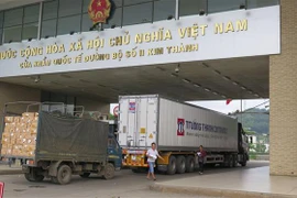 Xe chở Thanh Long thông quan qua cửa khẩu đường bộ Kim Thành (Lào Cai). (Ảnh Hồng Ninh/TTXVN)