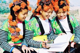 Phụ nữ Mông ở Điện Biên với những bộ trang phục tự thêu đặc sắc