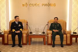 Thượng tướng Phan Văn Giang, Tổng Tham mưu trưởng Quân đội nhân dân Việt Nam, Thứ trưởng Bộ Quốc phòng tiếp Đô đốc Yamamura Hiroshi, Tư lệnh Hải quân Nhật Bản. (Ảnh TTXVN phát)