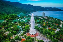 Pho tượng Phật bà Quan Âm khổng lồ ở chùa Linh Ứng