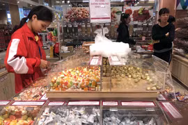 Người dân mua sắm tại siêu thị Aeon Long Biên (Hà Nội). (Ảnh: Trần Việt/TTXVN)