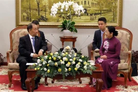 Bà Võ Thị Dung, Phó Bí thư Thành uỷ Thành phố Hồ Chí Minh tiếp ông Tang An Dân, Tổng thư ký Ban Tổ chức Trung ương Đảng Cộng sản Trung Quốc. (Ảnh: Xuân Khu/TTXVN.)