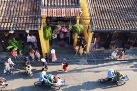 Du khách quốc tế tham quan Phố cổ Hội An. (Ảnh: Thanh Tùng/TTXVN)