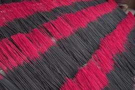 Nỗ lực gìn giữ nghề sản xuất hương đen truyền thống tại làng Chóa