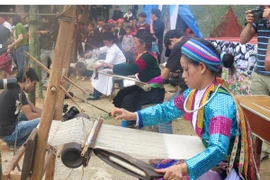 Lên cao nguyên đá Hà Giang xem người Mông dệt vải