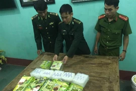 Lực lượng chức năng đã thu giữ 7 túi vuông nghi ma túy đá. (Ảnh: Thanh Thủy/TTXVN)