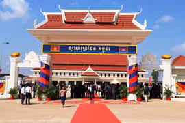 Quang cảnh buổi lễ Lễ khánh thành, bàn giao chợ biên giới kiểu mẫu Đa cho Campuchia. (Ảnh: Lê Đức Hoảnh/TTXVN)