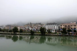 Thị trấn Sa Pa chìm trong sương mù và giá lạnh. (Ảnh: Quốc Khánh/TTXVN)