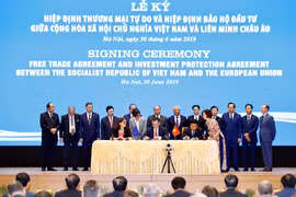 Thủ tướng Nguyễn Xuân Phúc chứng kiến Lễ ký Hiệp định Bảo hộ Đầu tư Việt Nam (EVIPA) giữa Việt Nam và Liên minh Châu Âu. (Ảnh: Thống Nhất/TTXVN)