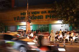 Hàng trăm cảnh sát phong toả bên ngoài bệnh viện Tâm Hồng Phước để truy bắt nhóm người đòi nợ ẩn náu bên trong. (Ảnh: Sỹ Tuyên/TTXVN)
