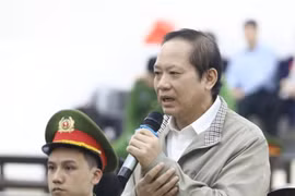Bị cáo Trương Minh Tuấn (sinh năm 1960, cựu Bộ trưởng Bộ Thông tin và Truyền thông) tự bào chữa tại phiên tòa. (Ảnh: Văn Điệp/ TTXVN)