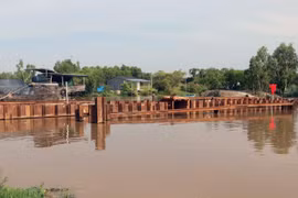 Đập cừ thép trên kinh xáng Rạch Giá-Hà Tiên tại xã Hòa Điền, huyện Kiên Lương để ngăn mặn, giữ ngọt cho vùng Tứ giác Long Xuyên. (Ảnh : Lê Huy Hải/TTXVN)