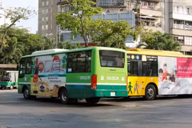 Xe buýt tại TP.HCM. (Ảnh: Hoàng Hải/TTXVN)