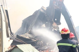 Lực lượng chữa cháy đang nỗ lực dập lửa. (Ảnh: Nguyễn Văn Việt/TTXVN)