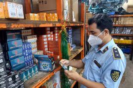 Lực lượng Quản lý thị trường kiểm tra một cửa hàng kinh doanh phụ tùng xe máy tại chợ Tân Thành, phường 12, quận 5, Thành phố Hồ Chí Minh. (Ảnh: PV/Vietnam+)