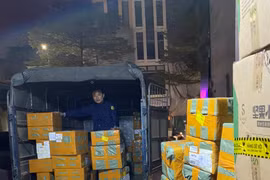 Phương tiện vận tải chở sản phẩm thuốc lá điện tử và phụ kiện có dấu hiệu vi phạm. (Ảnh: PV/Vietnam+)