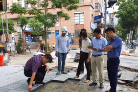 Ông Trương Việt Dũng, Chánh Văn phòng Ủy ban Nhân dân thành phố phát biểu tại họp báo. (Ảnh: Xuân Quảng/Vietnam+)