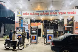 Quản lý thị trường Hà Nội tăng cường kiểm tra, giám sát việc kinh doanh xăng dầu. (Ảnh: PV/Vietnam+)