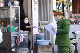 Cơ quan chức năng tuyên truyền các biện pháp phòng chống dịch trên địa bàn. (Ảnh: TTXVN)