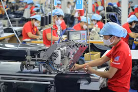 Nhân viên Tổng Công ty May 10 sản xuất đơn hàng. (Ảnh: Đức Duy/Vietnam+)