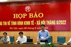 Lãnh đạo Sở Kế hoạch và Đầu tư thành phố Hà Nội thông tin về phân cấp, ủy quyền thủ tục hành chính. (Ảnh: Xuân Quảng/Vietnam+)