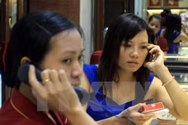 Giao dịch vàng miếng tại một doanh nghiệp trên địa bàn Hà Nội. (Ảnh: TTXVN)