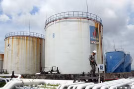 Dự trữ đảm bảo xăng dầu phục vụ sản xuất và tiêu dùng. (Ảnh: PV/Vietnam+)